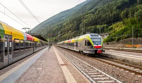 Die Pustertalbahn muss für Modernisierungs- und Instandhaltungsarbeiten vorübergehend gesperrt werden. Betroffen ist der Abschnitt Bruneck-Innichen von 30. März bis einschließlich 28. April und der Abschnitt Innichen-Lienz von 6. bis einschließlich 26. April. (Foto: LPA/Manuela Tessaro)