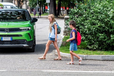 Beim Safety-Education-Programm, das sich im Auftrag des Mobilitätsressorts an Schulen richtet, lernen Kinder und Jugendliche, wie sie sicher auf der Straße, mit Fahrzeugen und in öffentlichen Verkehrsmitteln unterwegs sein können. 6.000 Schülerinnen und Schüler waren 2023/2024 dabei. (Foto: Sta/Manuela Tessaro)