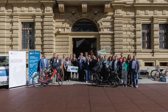 Nel 2026 il Premio Mobilità Alto Adige celebra il suo 10° anniversario e da mercoledì 13 maggio sono aperte le candidature per la nuova edizione, come presentato la mattina del 13 maggio in conferenza stampa a Palazzo Widmann. (Foto: USP/STA/Ivan Brentegani)