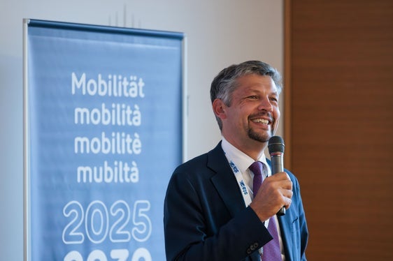 Für die Pendler und Schüler im Überetsch und Unterland sind gute Anbindungen mit Bus und Bahn in die Landeshauptstadt und darüber hinaus wichtig“, betonte Mobilitätslandesrat Daniel Alfreider. (Foto: LPA/STA/Ivan Brentegani)