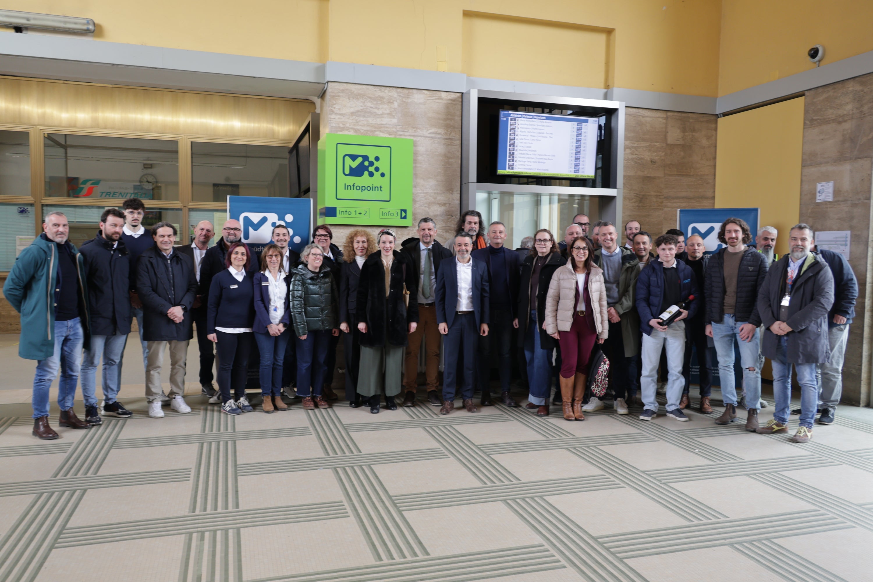 Am Dienstag, 24. Februar, wurde der neue südtirolmobil Infopoint in Meran offiziell seiner Bestimmung übergeben. In der Mitte des Fotos, das bei der Eröffnung aufgenommen wurde, sind die Meraner Bürgermeisterin Katharina Zeller, Landeshauptmann-Stellvertreter Daniel Alfreider und STA-Generaldirektor Joachim Dejaco zu sehen. (Foto: LPA/Ingo Dejaco)