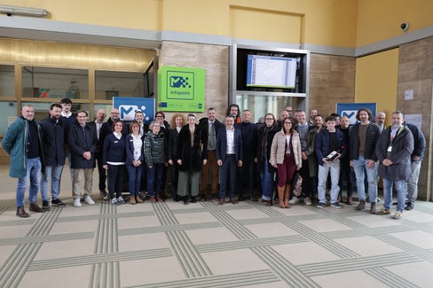 Am Dienstag, 24. Februar, wurde der neue südtirolmobil Infopoint in Meran offiziell seiner Bestimmung übergeben. In der Mitte des Fotos, das bei der Eröffnung aufgenommen wurde, sind die Meraner Bürgermeisterin Katharina Zeller, Landeshauptmann-Stellvertreter Daniel Alfreider und STA-Generaldirektor Joachim Dejaco zu sehen. (Foto: LPA/Ingo Dejaco)