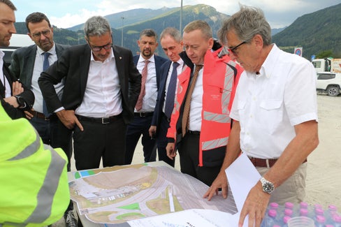 Hanno discusso dello stato di avanzamento dei lavori di costruzione del nuovo checkpoint per i camion (da sinistra): Martin Vallazza, Direttore del Dipartimento Infrastrutture e Mobilità, il Presidente di A22 Hartmann Reichhalter, il presidente Arno Kompatscher, l'assessore provinciale Daniel Alfreider, l'Amministratore delegato di A22 Diego Cattoni e Carlo Costa, Direttore Tecnico Generale di Autostrada del Brennero. (Foto: USP/Ingo Dejaco)