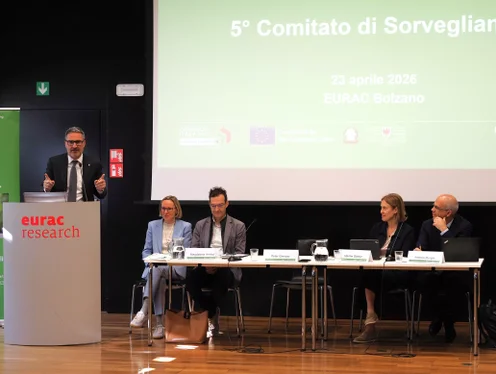 Landeshauptmann Arno Kompatscher lobte die Abteilung Europa für die reibungslose Umsetzung des EFRE-Programms, blickte jedoch auch kritisch auf die Tendenz der EU, die Verwaltung der Kohäsionsfonds zu zentralisieren, wie es etwa beim PNRR der Fall ist. Damit habe man keine guten Erfahrungen gemacht, betonte Kompatscher. (Foto: LPA/Ursula Pirchstaller)