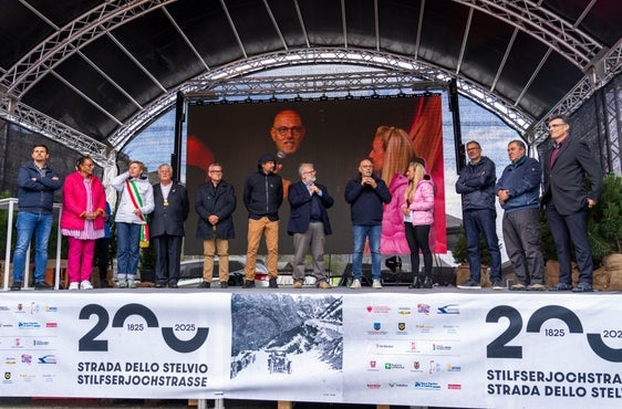 Sie feierten mit: Rafael Alber (Bürgermeister Prad am Stilfserjoch, im Bild von links), Gabriella Binkert Becchetti (Gemeinde- und Regionalpräsidentin Engiadina Bassa/Val Müstair), Silvia Cavazzi (Bürgermeisterin Bormio), Franz Heinisch (Bürgermeister Stilfs ), die Landesräte Christian Bianchi und Daniel Alfreider, Davide Menegola (Präsident Provinz Sondrio), Massimo Sertori (Regionalassessor Lombardei), Moderatorin Karin Gschnitzer, Landeshauptmann Arno Kompatscher, Senator Luigi Spagnolli, Marcus Caduff (Regierungspräsident Graubünden). (Foto: Enrico Pozzi)
