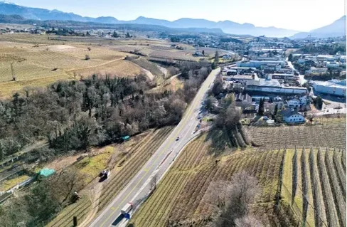 Con il proseguimento della corsia preferenziale per gli autobus in direzione San Michele – nella foto un rendering – l'Oltradige dovrebbe essere meglio collegato al capoluogo Bolzano tramite i mezzi pubblici. (Rendering: Dipartimento Infrastrutture e Mobilità) 