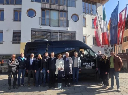 Während des Lokalaugenscheins in Olang, von links: der Gemeinderat von Olang, Philipp Felder, der Bürgermeister von Olang, Lukas Schnarf, der Direktor des Tourismusvereins Olang, Matthias Santer und die Präsidentin Daniela Gasser, der Bozner Gemeinderat Peter Warasin, der Ressortdirektor Martin Vallazza, die Bozner Mobilitätsstadträtin Johanna Ramoser, der Bürgermeister von Jenesien, Paul Romen, der Vizebürgermeister von Jenesien, Gerhard Hofer, der Gemeindereferent von Jenesien, Lorenz Taber, Evi Innerhofer vom Tourismusverein Jenesien sowie der Gemeinderat von Jenesien, Andreas Lamprecht. (Foto: LPA/Helga Morandell) 