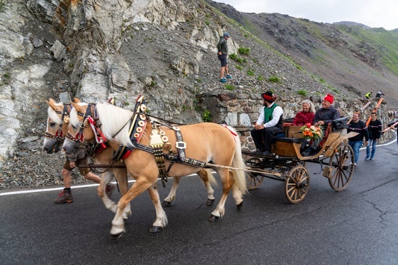 Anche una carrozza trainata da cavalli proveniente da Prato allo Stelvio ha partecipato alla sfilata che si è tenuta domenica in occasione del 200° anniversario della strada dello Stelvio. (Foto: Enrico Pozzi)