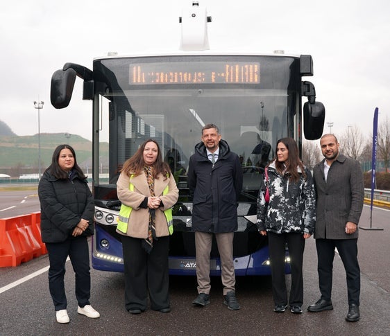 Beim Test des selbstfahrenden Elektrobusses im Safety Park in Pfatten mit dabei (von links): Seda Nese (Verkaufsleiterin von Karsan Europe für Italien), Astrid Kofler (Sasa-Präsidentin), Daniel Alfreider (Mobilitätslandesrat), Yasemin Us (Corporate Communication Adastec) und Semir Aydın (Verkaufsleiter für autonome Fahrzeuge bei Karsan Otomotiv). (Foto: LPA/Sasa AG)