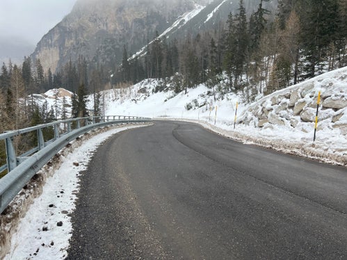 Im Zuge der Arbeiten entsteht auf der Straße auf den Valparola-Pass eine separate Radspur für mehr Sicherheit und Komfort für Radler und Radlerinnen. (Foto: LPA/Landesabteilung Tiefbau)