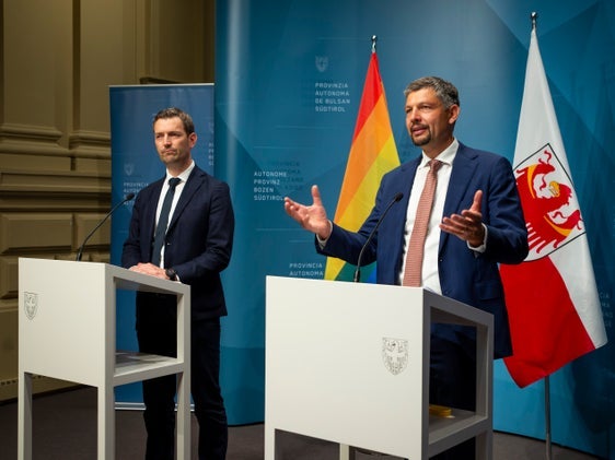 Martin Vallazza (links), Direktor des Ressorts Infrastrukturen und Mobilität, und Landesrat Daniel Alfreider stellten die Ausschreibung der Führung des Eisenbahndienstes in Südtirol vor. (Foto: LPA/Fabio Brucculeri)