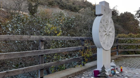 Eine Gedenktafel erinnert an die beim Zugunglück an der Latschander Verstorbenen. (Foto: LPA/Guido Steinegger)