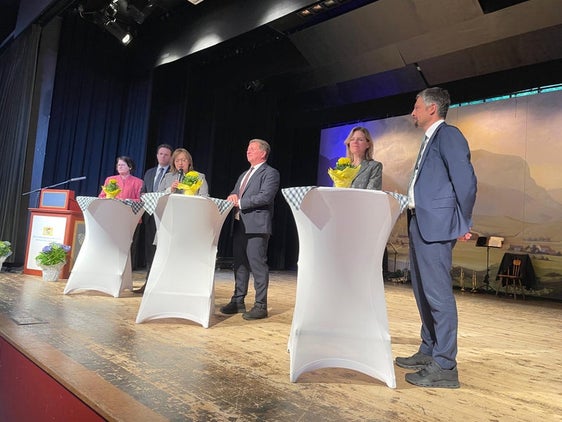 Logistik-Lösungen im Fokus bei der Diskussion mit (v.l.n.r.) Sabine Lehmann (Ceo Landesverband Bayrischer Spediteure), LR René Zumtobl (Tirol), Petra Seebauer (Ceo Logistik-Kompetenz-Zentrum Prien), Staatsminister Christian Bernreiter (Bayern), Christine Völzow (Ceo, Leiterin der Abteilung Wirtschaftspolitik vbw) und Mobilitätslandesrat Daniel Alfreider. (Foto: LPA)