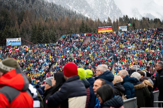 Die Südtirol Arena wird vom 8. bis 22. Februar olympische Bewerbe beheimaten. Den Zuschauerinnen und Zuschauern wird die Anreise mit den öffentlichen Verkehrsmitteln und/oder den kostenlosen Shuttlebussen empfohlen. (Foto: LPA/Fabio Brucculeri)