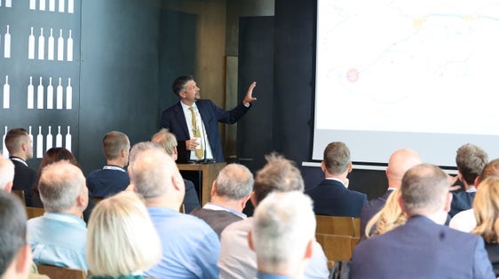 Mobilitätslandesrat Daniel Alfreider erklärte den Vertretern und Vertreterinnen der Bezirksgemeinschaft Burggrafenamt die wichtigsten Vorhaben im Bereich der Mobilität. (Foto: LPA/Ingo Dejaco)