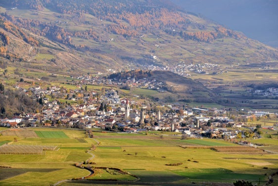 Diese umstiegsfreie, grenzübergreifende Anbindung von Mals (im Bild) an Landeck sei ein wichtiges Angebot für Pendelnde, Studierende und Reisende im Vinschgau, erklärt Mobilitätslandesrat Daniel Alfreider. (Foto: LPA/Peter Daldos)