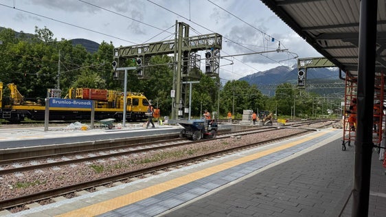 Am Bahnhof Bruneck wurden vor kurzem noch die letzten Arbeiten durchgeführt, bevor die Bahnstrecke zwischen Bruneck und Innichen am Dienstag, 3. Juni, wieder geöffnet wurde. (Foto: LPA/Ressort Infrastrukturen und Mobilität)