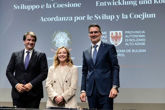 Von links Minister Raffaele Fitto, Premierministerin Giorgia Meloni und Landeshauptmann Arno Kompatscher(Foto: LPA/Ivo Corrà)