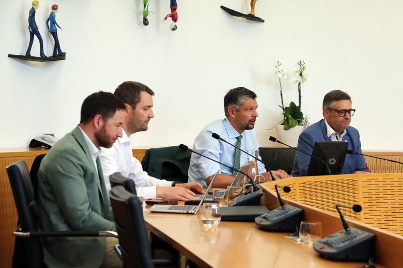 Der Direktor des Landesamts für Verkehrsplanung Mirko Waldner, Mobilitätsressortchef Martin Vallazza, Mobilitätslandesrat Daniel Alfreider und der Präsident der Bezirksgemeinschaft Robert Alexander Steger erklären, welche Maßnahmen gesetzt werden, um die öffentliche Mobilität während der Bahnsperre von RFI aufrecht zu halten. (Foto: LPA/Ingo Dejaco)