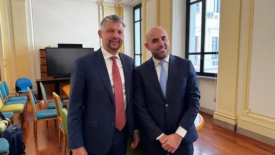L'assessore provinciale alla Mobilità e alle Infrastrutture Daniel Alfreider (a sinistra) con il sottosegretario di Stato al Ministero delle Infrastrutture e dei Trasporti, Tullio Ferrante. (Foto: USP/Dipartimento Infrastrutture e Mobilità)