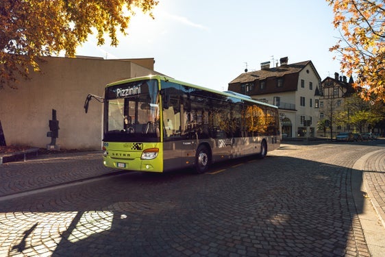 Eine ganze Reihe von Verbesserungen für den öffentlichen Nahverkehr mit Bussen greift ab 15. Dezember fürs Eisacktal. So fahren zum Beispiel ab diesem Datum Busse an Werktagen alle 15 Minuten von Sarns und Albeins nach Brixen. Im Bild ein Bus in Brixen. (Foto: LPA/Pizzinini Bus)