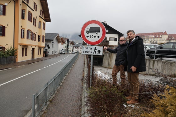 Mit sofortiger Wirkung dürfen in Gossensaß keine Lastkraftwagen mehr durchfahren, die eine Länge von mehr als zehn Metern aufweisen. Im Bild: Landesrat Daniel Alfreider (rechts) mit dem Bürgermeister von Brenner, Martin Alber. (Foto: LPA/Ingo Dejaco)