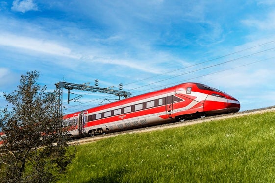Im Sommer gibt es 10 Frecciarossa-Züge pro Tag von und nach Rom, zwei zusätzliche Frecciarossa-Züge Mailand-Bozen am Samstag und Sonntag sowie zwei Wochenendverbindungen zwischen Bozen und Pescara zu den Badeorten an der Adria. (Foto: Trenitalia)