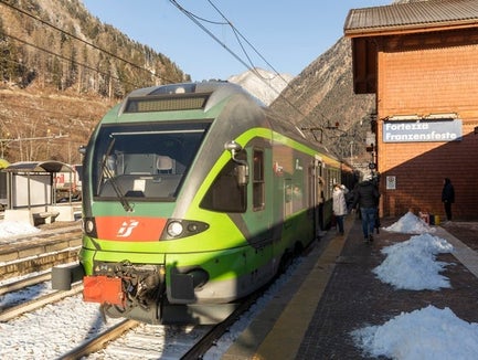 Prima delle luci dell’alba, martedì 27 gennaio è partito nuovamente un treno pieno di pendolari diretto da Brunico a Fortezza. Nella foto, il treno arrivato alla stazione di Fortezza da Brunico alle 9.10. (Foto: USP/Tiberio Sorvillo)
