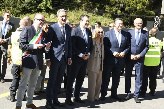 Bürgermeister Martin Alber, Landeshauptmann Arno Kompatscher, Minister Matteo Salvini, Ministerpräsidentin Giorgia Meloni, EU-Kommissar Apostolos Tzitzikostas und der Tiroler Landeshauptmann Anton Mattle (v.l.n.r.) am Brenner vor dem Durchschlag des BBT- Erkundungsstollens. (Foto: LPA/Ivo Corrà)