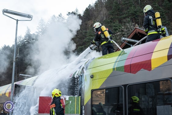Dank des schnellen Eingreifens der Feuerwehr wurden die Flammen gelöscht und die rund fünfzig Fahrgäste in Sicherheit gebracht. (Foto: LPA/David Ceska)