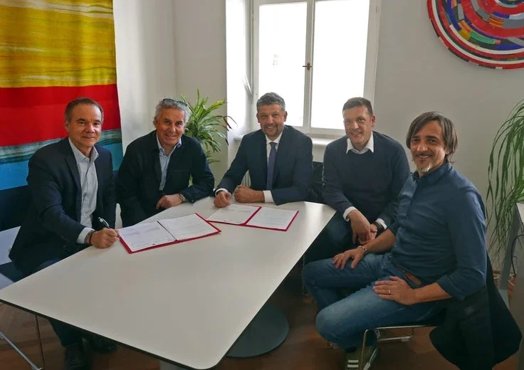 Die Vereinbarung mit der Timmelsjoch Hochalpenstraßen AG wurde für weitere zehn Jahre bestätigt. Die gute Zusammenarbeit und Verständigung über die Grenzen hinweg wurde beim jüngsten Treffen einmal mehr unterstrichen: Im Bild (von links) Manfred Tschopfer (Geschäftsführer), Attila Scheiber (Präsident des Verwaltungsrates), Mobilitätslandesrat Daniel Alfreider, Philipp Sicher und Christian Gufler (beide Landesstraßendienst). (Foto: LPA/Ressort Infrastrukturen und Mobilität)