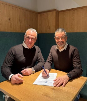 Giorgio Pilotti (im Bild links), der Vertriebsleiter des Unternehmens Leitner und Joachim Dejaco, der Generaldirektor der Südtiroler Transportstrukturen AG (STA) bei der Vertragsunterzeichnung. (Foto: LPA)