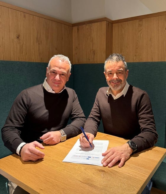 Giorgio Pilotti (im Bild links), der Vertriebsleiter des Unternehmens Leitner und Joachim Dejaco, der Generaldirektor der Südtiroler Transportstrukturen AG (STA) bei der Vertragsunterzeichnung. (Foto: LPA)