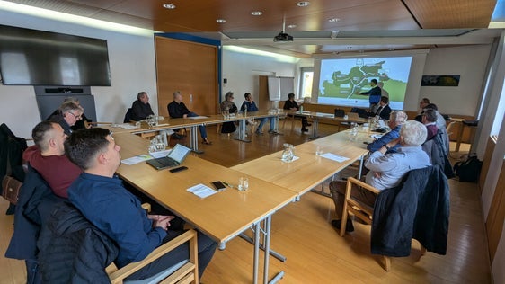 L'assessore Daniel Alfreider ha spiegato ai rappresentanti della Comunità comprensoriale e ai sindaci della Val Venosta i progetti di mobilità in corso, oltre a quelli futuri. (Foto: USP/Ingo Dejaco)