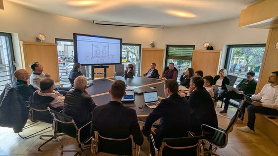 Vertreter des Landes und der Gemeinden sowie Grundeigentümer sprachen am 31. März im Landhaus 2 über den zweigleisigen Ausbau der Bahnlinie Bozen–Meran. (Foto: LPA/Ingo Dejaco)