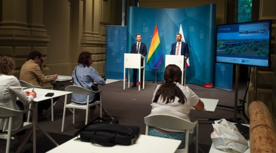 Das Land Südtirol schreibt den Eisenbahndienst in einem Baulos aus. Bei einer Pressekonferenz präsentierten Martin Vallazza (links), Ressortdirektor für Infrastrukturen und Mobilität, und Landesrat Daniel Alfreider die Ziele des Wettbewerbs. (Foto: LPA/Fabio Brucculeri) 
