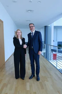 Il presidente della Provincia Arno Kompatscher si è confrontato a Bolzano con Evelyn Palla, amministratrice delegata di Deutsche Bahn. (Foto: USP/Silvia Obwexer)
