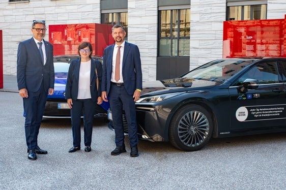 Da sinistra il presidente della Provincia autonoma di Bolzano, Arno Kompatscher, l'assessora ai Trasporti e alla Mobilità sostenibile della Regione Puglia, Debora Ciliento, e l'assessore provinciale alla Mobilità, Daniel Alfreider, posano in piazza Magnago, di fronte ad autovetture ad idrogeno (Foto: ASP/Greta Stuefer)