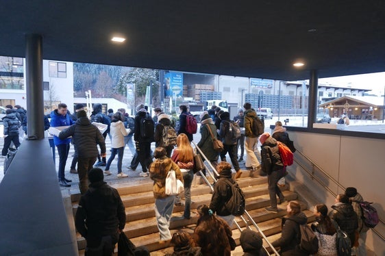 Ab 6 Uhr morgens wurden an den Bahnhöfen und bei den Bushaltestellen im Pustertal Flyer verteilt, um die Bürgerinnen und Bürger über die Neuerungen zu informieren. (Foto: LPA/Ingo Dejaco)