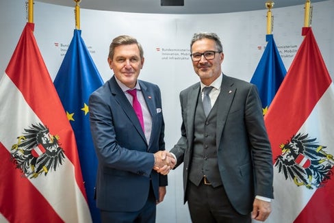 Lunedì 13 ottobre, a Vienna, il presidente della Provincia Arno Kompatscher (a destra) ha incontrato il ministro federale Peter Hanke per un colloquio di lavoro. Al centro del colloquio l'importanza fondamentale della cooperazione lungo l'asse del Brennero e le attuali questioni di politica dei trasporti. (Foto: Ministero federale austriaco per l'Innovazione, la Mobilità e le Infrastrutture/Tobias Holzer)