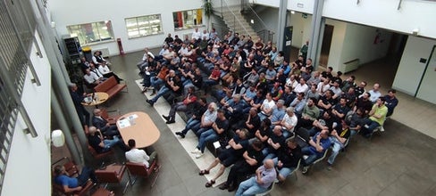 120 Inspektoren und Vertretende von 80 der 103 autorisierten Werkstätten in Südtirol haben am 28. Mai beim Treffen, das vom Kraftfahrzeugamt des Landes in Bozen organisiert wurde, teilgenommen. (Foto: LPA/Kraftfahrzeugamt)