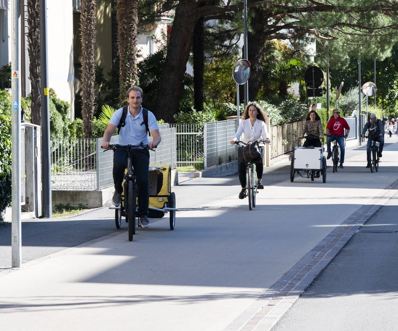 Damit mehr Menschen das Fahrrad im Alltag nutzen, setzt das Land auf Infrastrukturen und baut die Radwege (im Bild Meran) weiter aus. (Foto: Green Mobility; Manuela Tessaro)