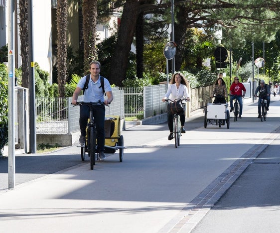 Damit mehr Menschen das Fahrrad im Alltag nutzen, setzt das Land auf Infrastrukturen und baut die Radwege (im Bild Meran) weiter aus. (Foto: Green Mobility; Manuela Tessaro)