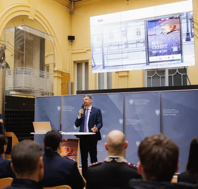 Unsere Einsatzkräfte erleben täglich Situationen, die niemand erleben sollte. Ihren Geschichten eine Stimme zu geben bedeutet, daran zu erinnern, dass jeder Unfall aus einer falschen Entscheidung oder einem Moment der Unaufmerksamkeit entstehen kann. Verkehrssicherheit betrifft uns alle, jeden Tag und auf jeder Straße, betont Mobilitätslandesrat Daniel Alfreider. (Foto: LPA/STA/Ivan Brentegani)