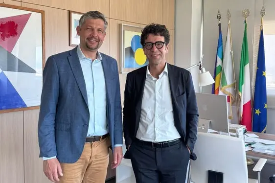 Mobilitätslandesrat Daniel Alfreider (links im Bild) mit Vito Antonacci, dem Direktor der Mobilitätsabteilung der Region Apulien. (Foto: LPA/Ressort Infrastrukturen und Mobilität)