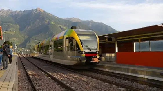 Die Übergangsphase beginnt am 29. März mit einem Zug-Bus-System: In den ersten Wochen bleibt der Ersatzverkehr (Linie B250) aktiv, während gleichzeitig der Zugverkehr auf Teilstrecken eingeführt wird. (Foto: Max Goggi)