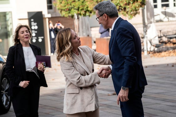 Lob für sorgsamen Umgang mit Geldern aus Rom und Brüssel gab es von Premierministerin Giorgia Meloni für Südtirol. Ein bisschen möchten wir alle so sein, sagte sie. Landeshauptmann Arno Kompatscher empfing sie am Eingang des NOI Tech Park in Bozen. (Foto: LPA/Ivo Corrá)