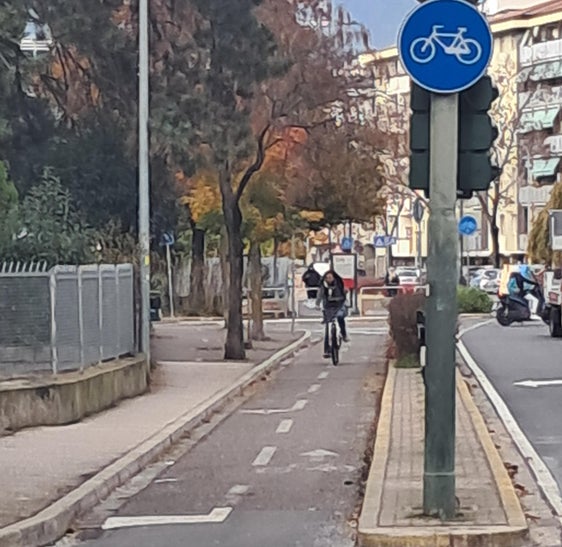 Der Ausbau des Radwegnetzes ist eine Priorität im Bereich der Mobilität. Durch das EFRE-Programm wird er besonders gefördert. (Radweg in Bozen, Europaviertel von Martin Senoner, Verwendung bei Nennung des Namens erlaubt)