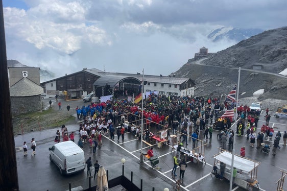Nonostante il tempo avverso, domenica 6 luglio numerosi cittadini hanno partecipato alla cerimonia sul Passo dello Stelvio. (Foto: USP/Gnews)