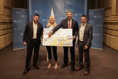 Hanno presentato la nuova edizione di “Estate in funivia 2026”: (da sinistra a destra) il presidente dell'Associazione Esercenti Funiviari dell'Alto Adige, Helmut Sartori, la direttrice del Centro Tutela Consumatori Utenti (CTCU), Gunde Bauhofer, il vicepresidente della Provincia autonoma di Bolzano, assessore alla Mobilità Daniel Alfreider (che indica l'adesivo apposito), il direttore generale di STA-Strutture Trasporto Alto Adige SpA, Joachim Dejaco. (Foto: USP/STA/Ivan Brentegani)